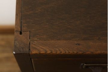 チェストをリペア&カスタム!既存の引手を掃除してワックス仕上げ。修繕箇所は本体と馴染ませ、現状の品物に合わせて1トーン程落ち着いた色に着色。(引き出し、サイドボード)