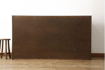 チェストをリペア&カスタム!既存の引手を掃除してワックス仕上げ。修繕箇所は本体と馴染ませ、現状の品物に合わせて1トーン程落ち着いた色に着色。(引き出し、サイドボード)