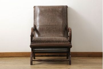 一人掛けソファをリペア&カスタム!ウレタンスポンジで座面の硬さ調整をし、座面生地を張り替え、パイピング、鋲を取り付け。修繕箇所は本体と馴染ませ、現状の品物に合わせて1トーン程落ち着いた色に着色。(一人掛けソファ、アームチェア、ラウンジチェア)