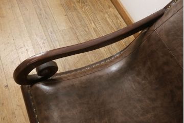 一人掛けソファをリペア&カスタム!ウレタンスポンジで座面の硬さ調整をし、座面生地を張り替え、パイピング、鋲を取り付け。修繕箇所は本体と馴染ませ、現状の品物に合わせて1トーン程落ち着いた色に着色。(一人掛けソファ、アームチェア、ラウンジチェア)