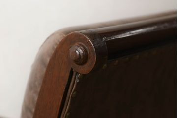 一人掛けソファをリペア&カスタム!ウレタンスポンジで座面の硬さ調整をし、座面生地を張り替え、パイピング、鋲を取り付け。修繕箇所は本体と馴染ませ、現状の品物に合わせて1トーン程落ち着いた色に着色。(一人掛けソファ、アームチェア、ラウンジチェア)
