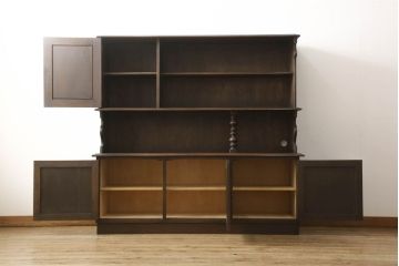 キャビネットをリペア&カスタム!中段右端下に配線用の穴あけ加工。修繕箇所は本体と馴染ませ、現状のお品物に合わせて1トーン程落ち着いた色に着色。(食器棚、カップボード、収納棚、飾り棚、ヴィンテージ)
