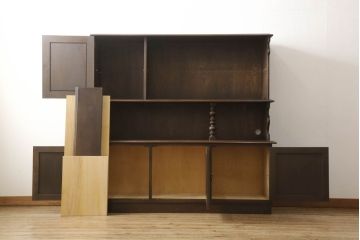 キャビネットをリペア&カスタム!中段右端下に配線用の穴あけ加工。修繕箇所は本体と馴染ませ、現状のお品物に合わせて1トーン程落ち着いた色に着色。(食器棚、カップボード、収納棚、飾り棚、ヴィンテージ)