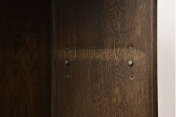 キャビネットをリペア&カスタム!中段右端下に配線用の穴あけ加工。修繕箇所は本体と馴染ませ、現状のお品物に合わせて1トーン程落ち着いた色に着色。(食器棚、カップボード、収納棚、飾り棚、ヴィンテージ)