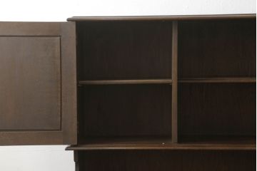 キャビネットをリペア&カスタム!中段右端下に配線用の穴あけ加工。修繕箇所は本体と馴染ませ、現状のお品物に合わせて1トーン程落ち着いた色に着色。(食器棚、カップボード、収納棚、飾り棚、ヴィンテージ)