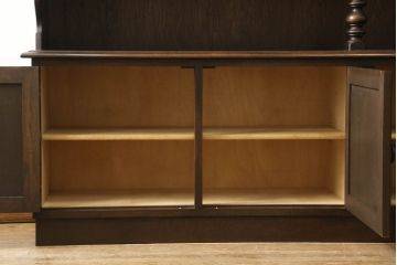 キャビネットをリペア&カスタム!中段右端下に配線用の穴あけ加工。修繕箇所は本体と馴染ませ、現状のお品物に合わせて1トーン程落ち着いた色に着色。(食器棚、カップボード、収納棚、飾り棚、ヴィンテージ)