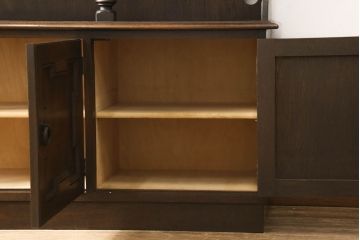 キャビネットをリペア&カスタム!中段右端下に配線用の穴あけ加工。修繕箇所は本体と馴染ませ、現状のお品物に合わせて1トーン程落ち着いた色に着色。(食器棚、カップボード、収納棚、飾り棚、ヴィンテージ)