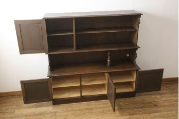 キャビネットをリペア&カスタム!中段右端下に配線用の穴あけ加工。修繕箇所は本体と馴染ませ、現状のお品物に合わせて1トーン程落ち着いた色に着色。(食器棚、カップボード、収納棚、飾り棚、ヴィンテージ)