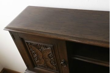 キャビネットをリペア&カスタム!中段右端下に配線用の穴あけ加工。修繕箇所は本体と馴染ませ、現状のお品物に合わせて1トーン程落ち着いた色に着色。(食器棚、カップボード、収納棚、飾り棚、ヴィンテージ)
