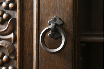 キャビネットをリペア&カスタム!中段右端下に配線用の穴あけ加工。修繕箇所は本体と馴染ませ、現状のお品物に合わせて1トーン程落ち着いた色に着色。(食器棚、カップボード、収納棚、飾り棚、ヴィンテージ)