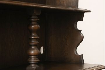 キャビネットをリペア&カスタム!中段右端下に配線用の穴あけ加工。修繕箇所は本体と馴染ませ、現状のお品物に合わせて1トーン程落ち着いた色に着色。(食器棚、カップボード、収納棚、飾り棚、ヴィンテージ)