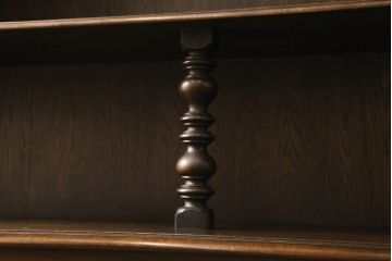 キャビネットをリペア&カスタム!中段右端下に配線用の穴あけ加工。修繕箇所は本体と馴染ませ、現状のお品物に合わせて1トーン程落ち着いた色に着色。(食器棚、カップボード、収納棚、飾り棚、ヴィンテージ)