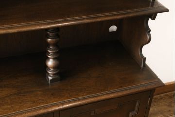キャビネットをリペア&カスタム!中段右端下に配線用の穴あけ加工。修繕箇所は本体と馴染ませ、現状のお品物に合わせて1トーン程落ち着いた色に着色。(食器棚、カップボード、収納棚、飾り棚、ヴィンテージ)