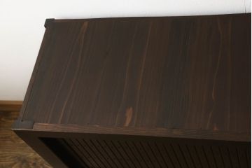 近江水屋箪笥テレビ台をリペア&カスタム!奥行をリサイズし、既存の棚板は取り外しできる仕様に加工。修繕箇所は本体と馴染ませ、現状のお品物に合わせて1トーン程落ち着いた色に着色。(キャビネット、戸棚)