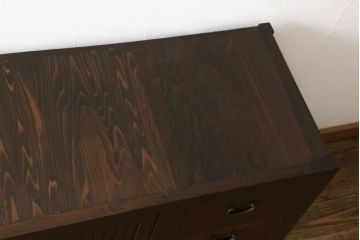 近江水屋箪笥テレビ台をリペア&カスタム!奥行をリサイズし、既存の棚板は取り外しできる仕様に加工。修繕箇所は本体と馴染ませ、現状のお品物に合わせて1トーン程落ち着いた色に着色。(キャビネット、戸棚)