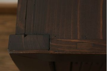 近江水屋箪笥テレビ台をリペア&カスタム!奥行をリサイズし、既存の棚板は取り外しできる仕様に加工。修繕箇所は本体と馴染ませ、現状のお品物に合わせて1トーン程落ち着いた色に着色。(キャビネット、戸棚)