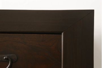 近江水屋箪笥テレビ台をリペア&カスタム!奥行をリサイズし、既存の棚板は取り外しできる仕様に加工。修繕箇所は本体と馴染ませ、現状のお品物に合わせて1トーン程落ち着いた色に着色。(キャビネット、戸棚)