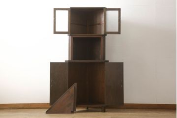コーナーキャビネットの見た目を変えずに綺麗にリペア!修繕箇所は本体と馴染ませ、現状の品物に合わせて1トーン程落ち着いた色に着色。(コーナーシェルフ、戸棚、収納棚)
