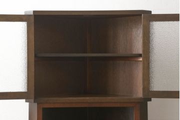 コーナーキャビネットの見た目を変えずに綺麗にリペア!修繕箇所は本体と馴染ませ、現状の品物に合わせて1トーン程落ち着いた色に着色。(コーナーシェルフ、戸棚、収納棚)