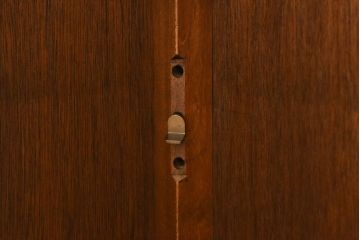コーナーキャビネットの見た目を変えずに綺麗にリペア!修繕箇所は本体と馴染ませ、現状の品物に合わせて1トーン程落ち着いた色に着色。(コーナーシェルフ、戸棚、収納棚)