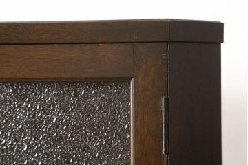コーナーキャビネットの見た目を変えずに綺麗にリペア!修繕箇所は本体と馴染ませ、現状の品物に合わせて1トーン程落ち着いた色に着色。(コーナーシェルフ、戸棚、収納棚)