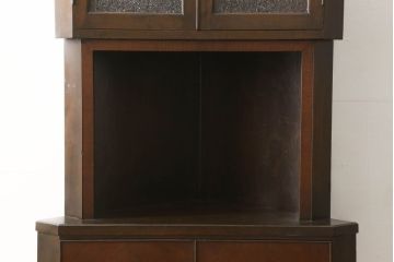 コーナーキャビネットの見た目を変えずに綺麗にリペア!修繕箇所は本体と馴染ませ、現状の品物に合わせて1トーン程落ち着いた色に着色。(コーナーシェルフ、戸棚、収納棚)