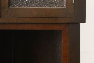 コーナーキャビネットの見た目を変えずに綺麗にリペア!修繕箇所は本体と馴染ませ、現状の品物に合わせて1トーン程落ち着いた色に着色。(コーナーシェルフ、戸棚、収納棚)