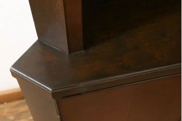 コーナーキャビネットの見た目を変えずに綺麗にリペア!修繕箇所は本体と馴染ませ、現状の品物に合わせて1トーン程落ち着いた色に着色。(コーナーシェルフ、戸棚、収納棚)