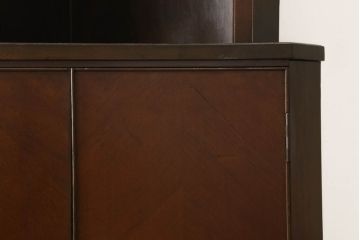 コーナーキャビネットの見た目を変えずに綺麗にリペア!修繕箇所は本体と馴染ませ、現状の品物に合わせて1トーン程落ち着いた色に着色。(コーナーシェルフ、戸棚、収納棚)