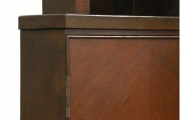 コーナーキャビネットの見た目を変えずに綺麗にリペア!修繕箇所は本体と馴染ませ、現状の品物に合わせて1トーン程落ち着いた色に着色。(コーナーシェルフ、戸棚、収納棚)