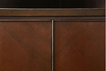 コーナーキャビネットの見た目を変えずに綺麗にリペア!修繕箇所は本体と馴染ませ、現状の品物に合わせて1トーン程落ち着いた色に着色。(コーナーシェルフ、戸棚、収納棚)