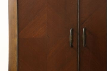 コーナーキャビネットの見た目を変えずに綺麗にリペア!修繕箇所は本体と馴染ませ、現状の品物に合わせて1トーン程落ち着いた色に着色。(コーナーシェルフ、戸棚、収納棚)