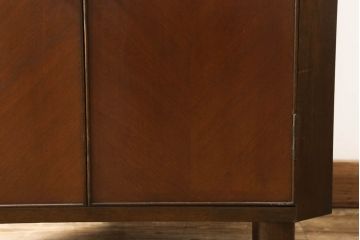 コーナーキャビネットの見た目を変えずに綺麗にリペア!修繕箇所は本体と馴染ませ、現状の品物に合わせて1トーン程落ち着いた色に着色。(コーナーシェルフ、戸棚、収納棚)