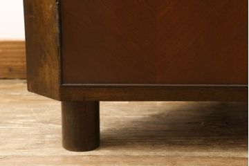 コーナーキャビネットの見た目を変えずに綺麗にリペア!修繕箇所は本体と馴染ませ、現状の品物に合わせて1トーン程落ち着いた色に着色。(コーナーシェルフ、戸棚、収納棚)