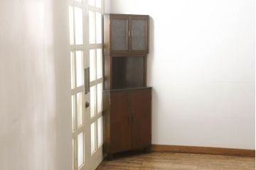コーナーキャビネットの見た目を変えずに綺麗にリペア!修繕箇所は本体と馴染ませ、現状の品物に合わせて1トーン程落ち着いた色に着色。(コーナーシェルフ、戸棚、収納棚)