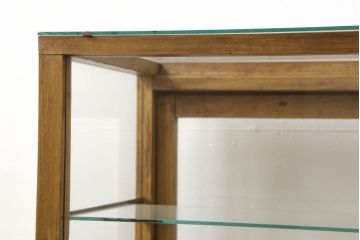ガラスケースをリペア&カスタム!引き戸の網を取り外し、すべての面を新品のクリアガラスへ交換。修繕箇所は本体と馴染ませ、現状の品物に合わせて1トーン程落ち着いた色に着色。(ショーケース、陳列棚、飾り棚、店舗什器)