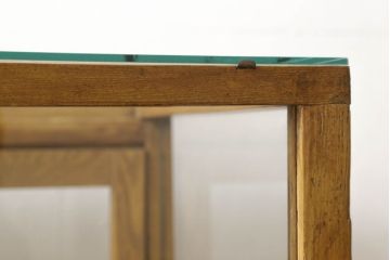 ガラスケースをリペア&カスタム!引き戸の網を取り外し、すべての面を新品のクリアガラスへ交換。修繕箇所は本体と馴染ませ、現状の品物に合わせて1トーン程落ち着いた色に着色。(ショーケース、陳列棚、飾り棚、店舗什器)