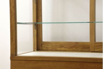 ガラスケースをリペア&カスタム!引き戸の網を取り外し、すべての面を新品のクリアガラスへ交換。修繕箇所は本体と馴染ませ、現状の品物に合わせて1トーン程落ち着いた色に着色。(ショーケース、陳列棚、飾り棚、店舗什器)
