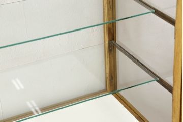 ガラスケースをリペア&カスタム!引き戸の網を取り外し、すべての面を新品のクリアガラスへ交換。修繕箇所は本体と馴染ませ、現状の品物に合わせて1トーン程落ち着いた色に着色。(ショーケース、陳列棚、飾り棚、店舗什器)