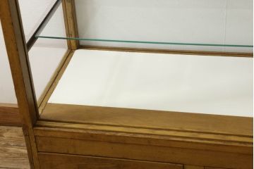 ガラスケースをリペア&カスタム!引き戸の網を取り外し、すべての面を新品のクリアガラスへ交換。修繕箇所は本体と馴染ませ、現状の品物に合わせて1トーン程落ち着いた色に着色。(ショーケース、陳列棚、飾り棚、店舗什器)