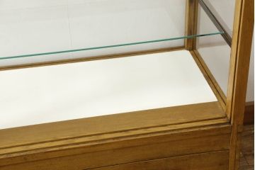 ガラスケースをリペア&カスタム!引き戸の網を取り外し、すべての面を新品のクリアガラスへ交換。修繕箇所は本体と馴染ませ、現状の品物に合わせて1トーン程落ち着いた色に着色。(ショーケース、陳列棚、飾り棚、店舗什器)