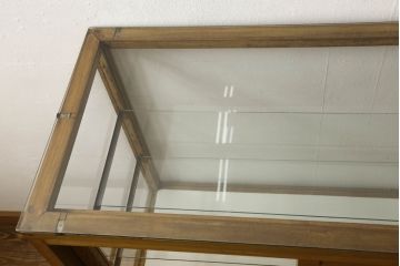 ガラスケースをリペア&カスタム!引き戸の網を取り外し、すべての面を新品のクリアガラスへ交換。修繕箇所は本体と馴染ませ、現状の品物に合わせて1トーン程落ち着いた色に着色。(ショーケース、陳列棚、飾り棚、店舗什器)