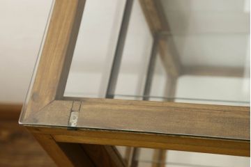 ガラスケースをリペア&カスタム!引き戸の網を取り外し、すべての面を新品のクリアガラスへ交換。修繕箇所は本体と馴染ませ、現状の品物に合わせて1トーン程落ち着いた色に着色。(ショーケース、陳列棚、飾り棚、店舗什器)