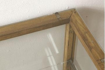 ガラスケースをリペア&カスタム!引き戸の網を取り外し、すべての面を新品のクリアガラスへ交換。修繕箇所は本体と馴染ませ、現状の品物に合わせて1トーン程落ち着いた色に着色。(ショーケース、陳列棚、飾り棚、店舗什器)