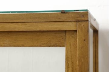 ガラスケースをリペア&カスタム!引き戸の網を取り外し、すべての面を新品のクリアガラスへ交換。修繕箇所は本体と馴染ませ、現状の品物に合わせて1トーン程落ち着いた色に着色。(ショーケース、陳列棚、飾り棚、店舗什器)