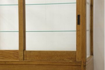 ガラスケースをリペア&カスタム!引き戸の網を取り外し、すべての面を新品のクリアガラスへ交換。修繕箇所は本体と馴染ませ、現状の品物に合わせて1トーン程落ち着いた色に着色。(ショーケース、陳列棚、飾り棚、店舗什器)