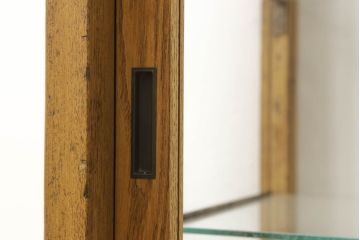 ガラスケースをリペア&カスタム!引き戸の網を取り外し、すべての面を新品のクリアガラスへ交換。修繕箇所は本体と馴染ませ、現状の品物に合わせて1トーン程落ち着いた色に着色。(ショーケース、陳列棚、飾り棚、店舗什器)