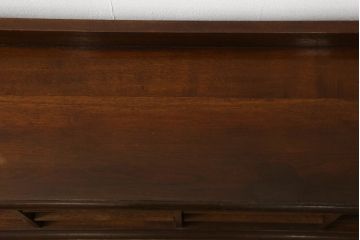 オープンラックをリペア&カスタム!棚板は不足分を新規製作し取り付け、修繕箇所は本体と馴染ませ、現状のお品物に合わせて1トーン程落ち着いた色に着色。(棚、上置棚、ローボード、サイドボード)