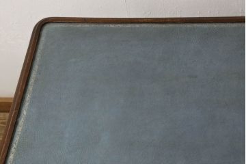 ワークデスクの見た目を変えずに綺麗にリペア!天板のレザートップは革専用のクリーナー・ワックスで仕上げ。修繕箇所は本体と馴染ませ、現状の品物に合わせて1トーン程落ち着いた色に着色。(在宅ワーク、在宅用、カフェテーブル、平机)