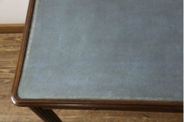 ワークデスクの見た目を変えずに綺麗にリペア!天板のレザートップは革専用のクリーナー・ワックスで仕上げ。修繕箇所は本体と馴染ませ、現状の品物に合わせて1トーン程落ち着いた色に着色。(在宅ワーク、在宅用、カフェテーブル、平机)